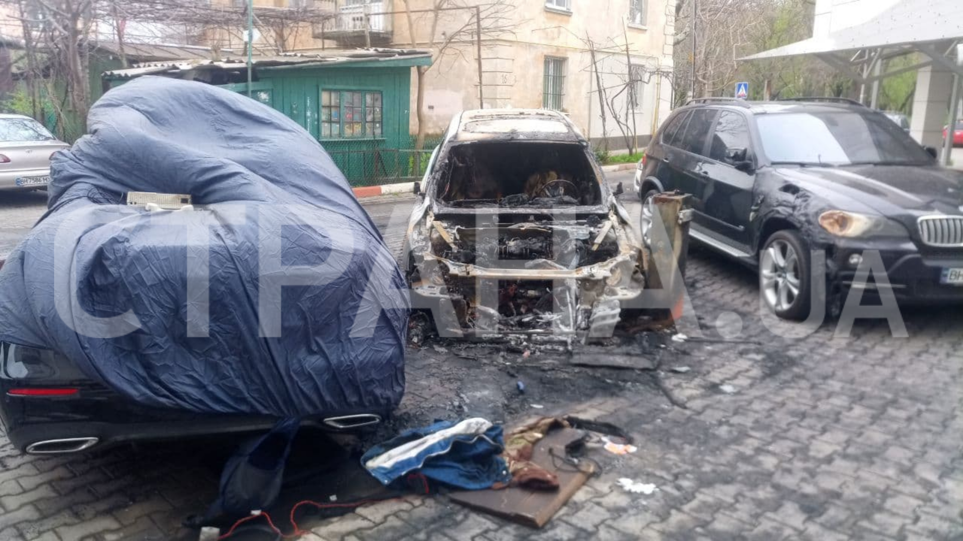 В Одессе сожгли машину бывшего областного прокурора. Фото: Страна