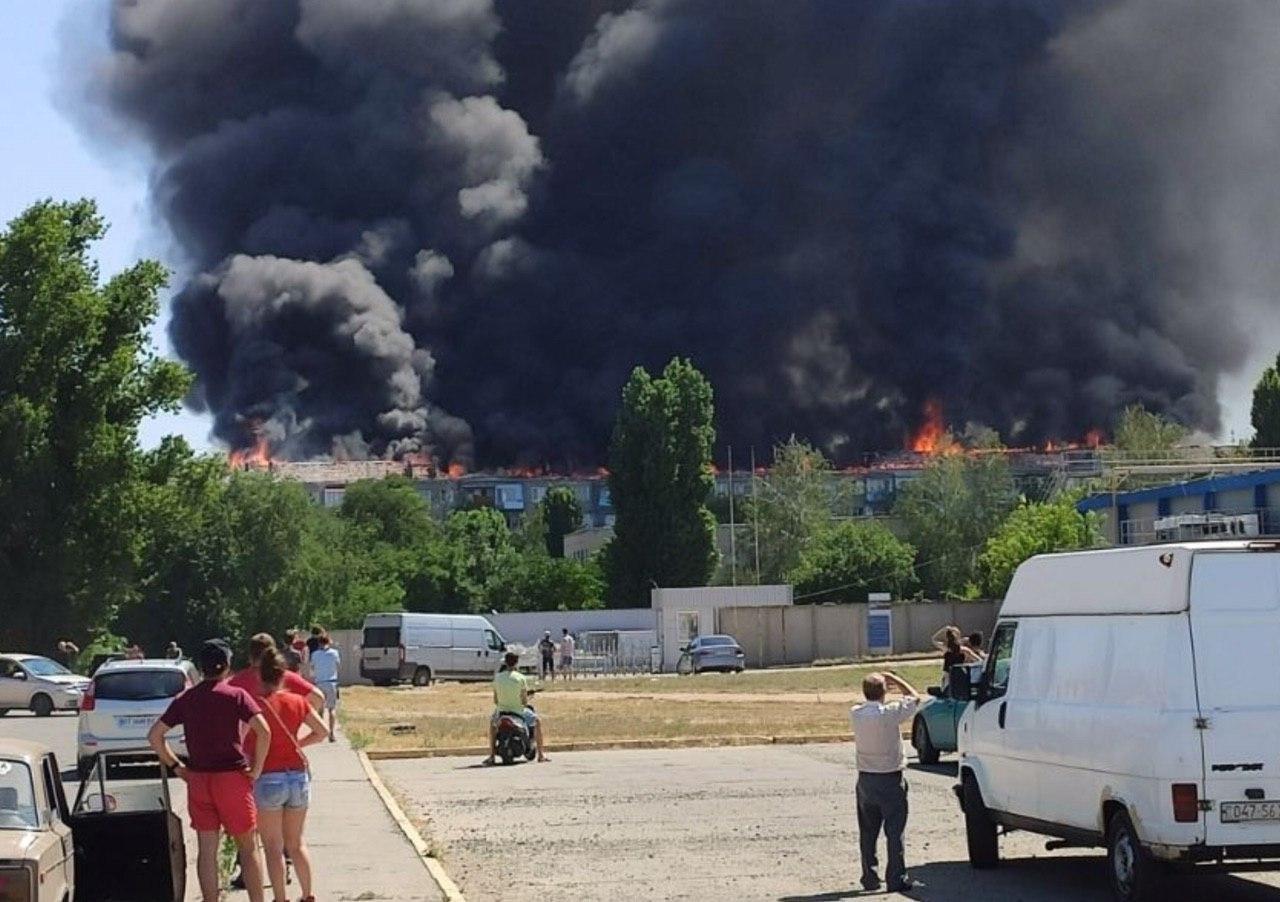 В Новой Каховке произошел пожар, горит крыша многоэтажки