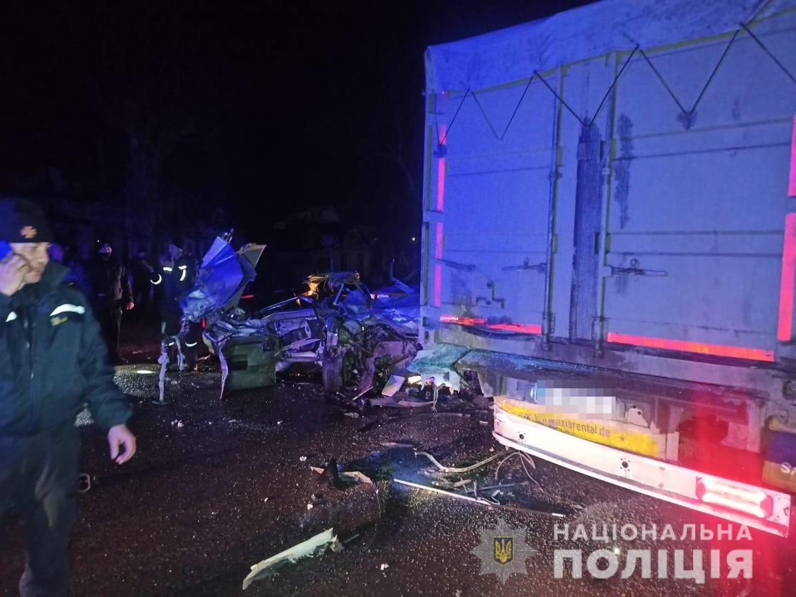 Под Одессой BMW врезался в грузовик. Погибли две 17-летние девушки. Фото: Нацполиция