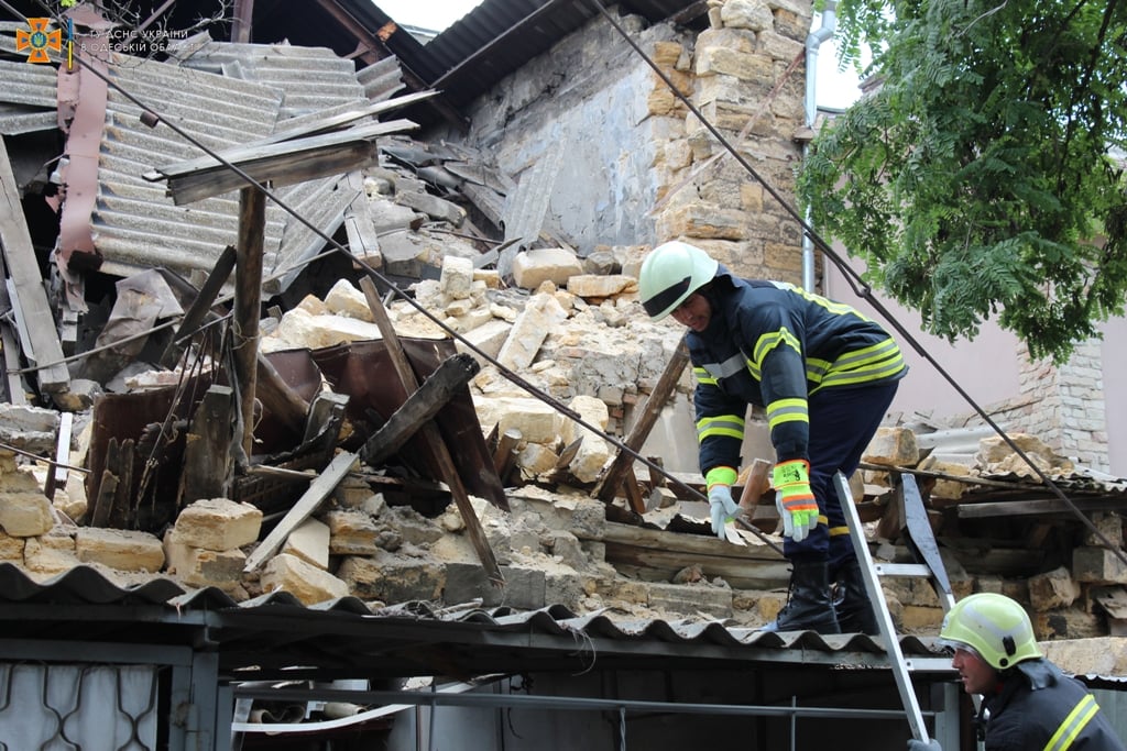 В Одессе на парковку обрушилось двухэтажное здание. Фото с места происшествия
