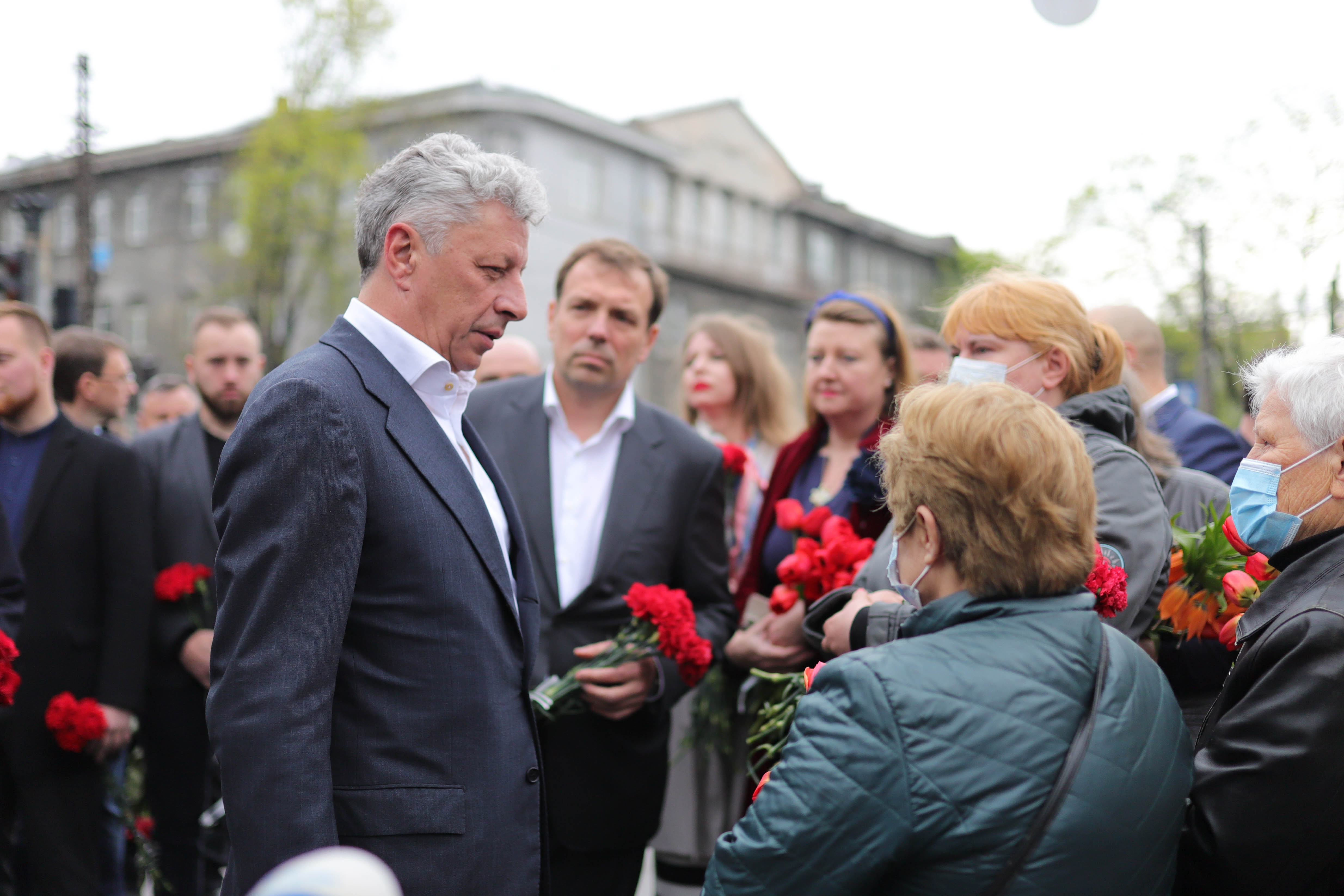 Бойко и Скорик возложили цветы у Дома профсоюзов в Одессе по случаю седьмой годовщины трагедии. Фото: ОПЗЖ