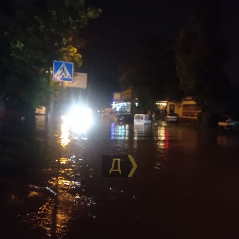 Дождь в Одессе превратил одну из улиц в "озеро" и помешал приземлиться в городе четырем самолетам