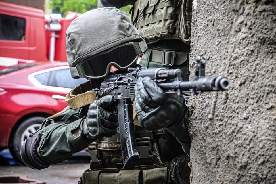 В Одессе на учениях полиция отрабатывала ликвидацию стрелка в гимназии. Фото